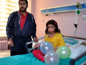 Suriyeli baba, kızları ve eşi için yardım bekliyor