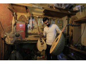 Suriyeli ut ustası dede mesleğini Lübnan'da yaşatıyor