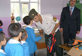 Akören’de kırtasiye yardımı