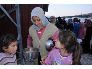 Türk Kızılayı'nın aşı Türkmenler için pişiyor