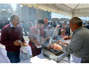 Tarım fuarında 5 bin kişiye sucuk ekmek dağıtıldı