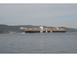 Dev konteyner gemisi Çanakkale Boğazı'ndan geçti