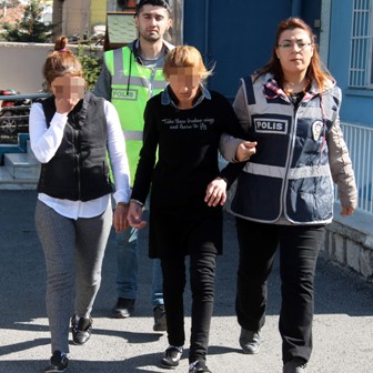 Kadın hırsızlar önce kameraya sonra polise yakalandı