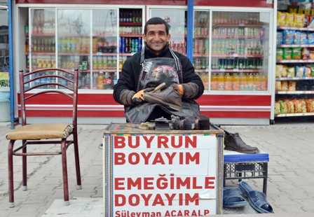 28 yıldır ekmeğini ayakkabı boyayarak kazanıyor