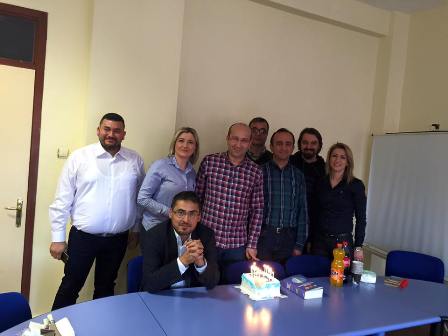 Yeni kitaba pastalı kutlama