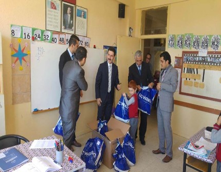 Derebucak’ta öğrencilere giyim yardımı