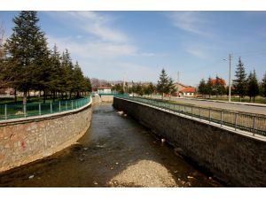 Akçay deresinin kenarlarına korkuluk yapılıyor