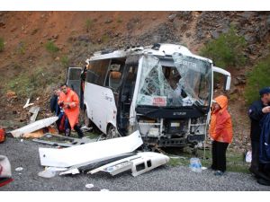 Antalya'da turistleri taşıyan midibüs devrildi: 1 ölü, 17 yaralı