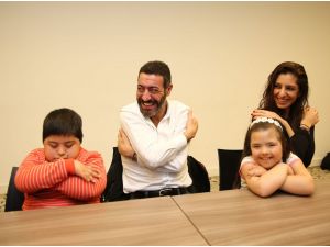 Şarkıcı Hakan Altun, down sendromlularla mandala boyadı