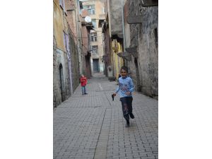 Terör mağduru aileler evlerine dönüyor