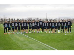 Torku Konyasporlu futbolcular antrenmana siyah tişörtle çıktı