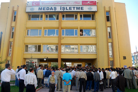 Müteahhit elemanları işlerinden oldu