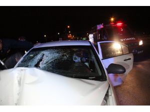 Otomobil yol kenarındaki tabelaya çarptı: 3 yaralı