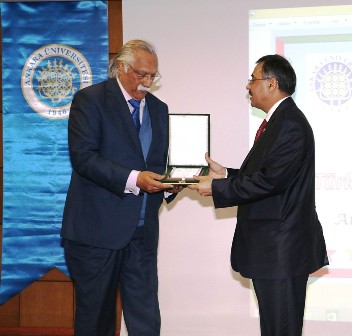 Prof. Dr. Erkan Türkmen’e Pakistan Büyükelçisi’nden plaket