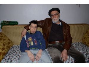 Suriyeli baba engelli oğlunu tedavi ettirmek istiyor