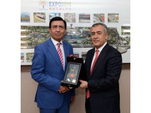 Pakistan, çiçekleri ve ahşap el işçiliği ile EXPO'da