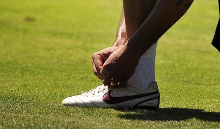 Kendi bağcıklarını bağlayan spor ayakkabı üretildi