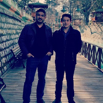 Baba oğul birlikte takılıyorlar