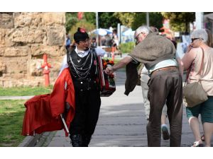 Tek kollu müzisyenden duygulandıran nağmeler