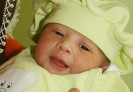 İlk bebeğini ambulansta kucağına aldı