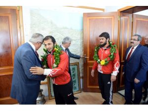 Şampiyon güreşçilerden Vali Can'a ziyaret