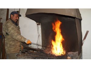 Üç kuşaktır demircilik yapıyorlar