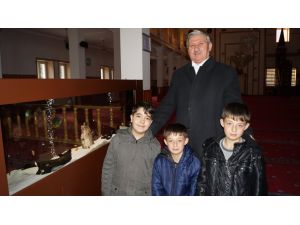 Çocuklar "akvaryumlu cami"nin müdavimi oldu