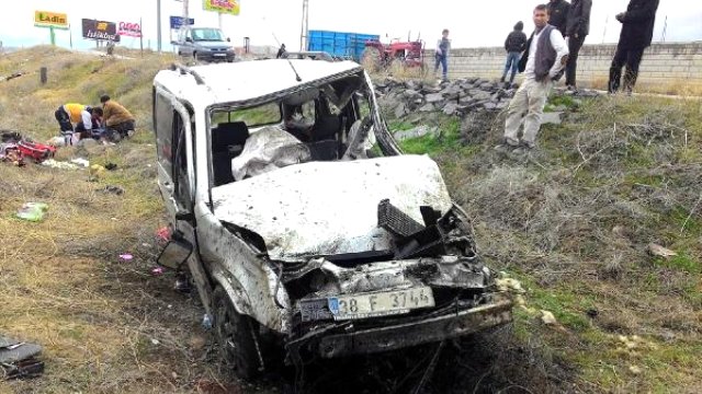 Düğün Dönüşü Feci Kaza: Biri 9 Aylık Bebek 2 Ölü, 9 Yaralı