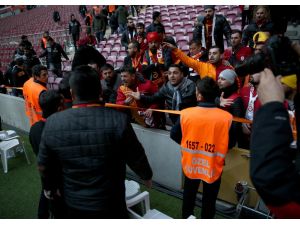 Galatasaray-Fenerbahçe derbisi ertelendi