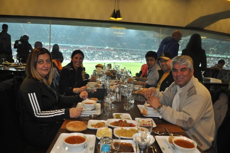 Bal ailesi dostlarıyla Arena’da