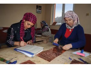 Murgullu kadınlara bakır işlemeciliği kursu