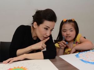 Şarkıcı İpek Açar, down sendromlu çocuklarla mandala boyadı
