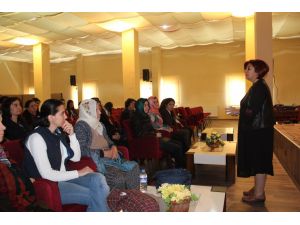 "Gelin-kaynana hep yan yana" konulu konferans düzenlendi