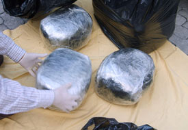 930 gram esrar ele geçirildi