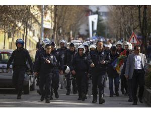 Üniversitede, "izinsiz" gösteri yapan 4 öğrenci gözaltına alındı