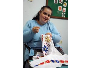 Down sendromlu genç kız azmiyle örnek oluyor