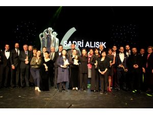 Tiyatronun yıldızları Çankaya'da ödüllendirildi