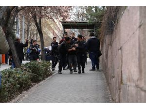 Cebeci'de izinsiz pankarta gözaltı