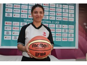 Yeşil saha ve parkenin kadın hakemi