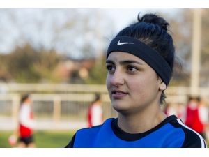 Genç kız futbolcunun milli gururu