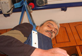 Felçli kayınpederi için vinç sistemi kurdu