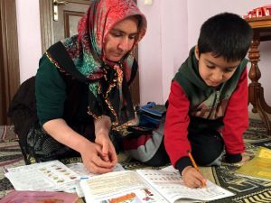 Evinin yükünü tek başına üstlendi