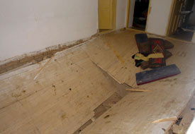 Düğünde kerpiç evin zemini çöktü