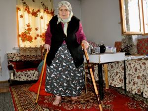 Mevlüde nine, hayırseverlerin desteğiyle yaşama tutunuyor