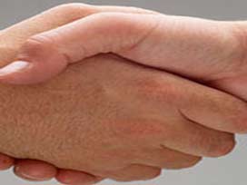 Kadın Erkekle tokalaşabilir mi?