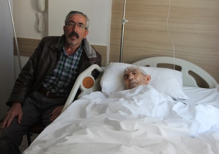 Kırılan kalçasına takılan protezle yürümeye başladı