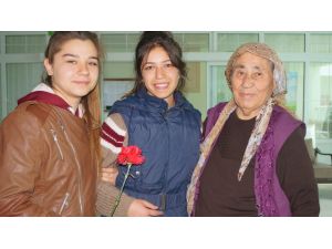 Yıldırım Beyazıt Üniversitesi öğrencileri huzurevini ziyaret etti
