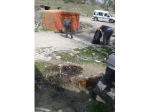 Belediye ekipleri tarafından mahalle çeşmelerinin etrafı temizlendi