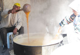 40 yıldır kendi ürettiği üzümlerden pekmez yapıyor