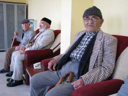 Çocuklardan huzurevi sakinlerine ziyaret